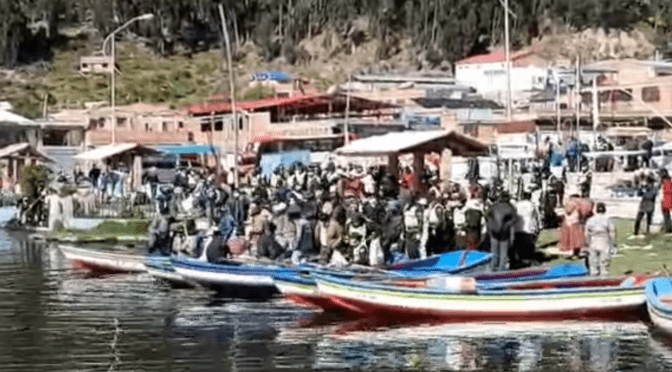 Pobladores y policías realizan tareas de limpieza en el municipio de Achocalla,  La Paz.