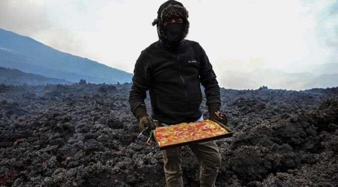 La pizza que se cocina sobre la lava de un volcán en Guatemala
