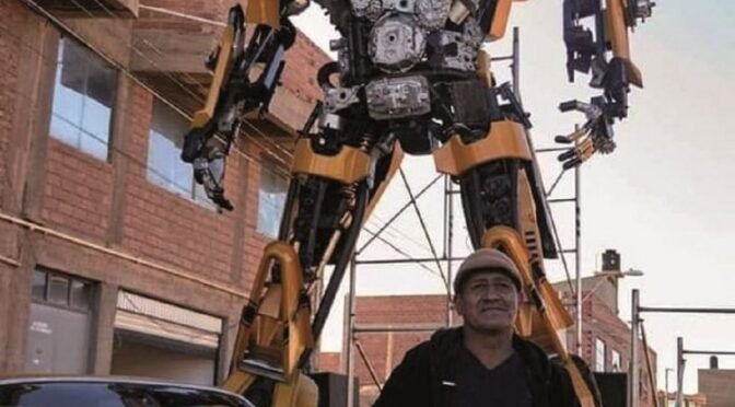 Mecánico potosino arma réplica de robot Bumblebee