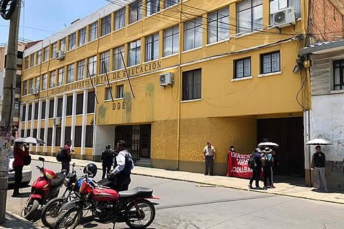 Sancionan a diez unidades educativas de Cochabamba por incumplir descuentos por pensiones