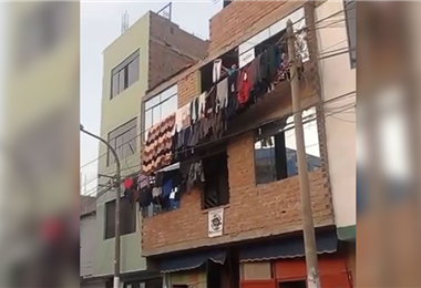 Familia cuelga su ropa en los cables del alumbrado público