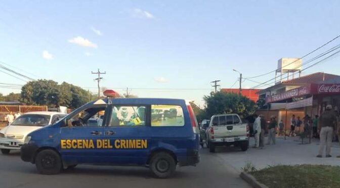 Hallan el cuerpo sin vida de una mujer al interior de una camioneta en Santa Cruz