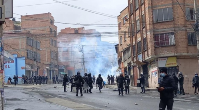 Tres horas de enfrentamiento entre cocaleros y policías deja dos detenidos y tres heridos