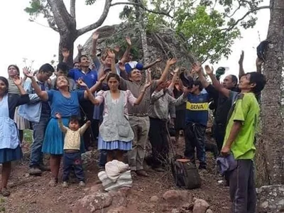 «De rodillas»: Pobladores de Padilla subieron a un cerro para pedir lluvia