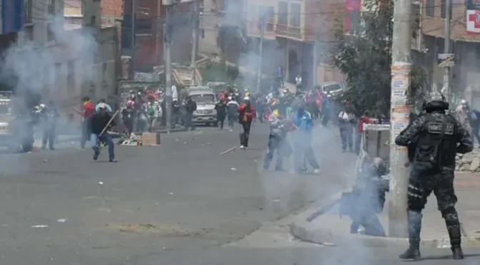 Maestros y policías se enfrentan en medio de gases y petardos; el Gobierno convoca al diálogo