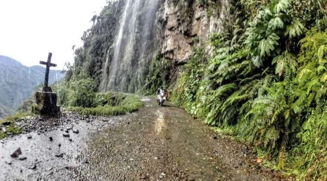 Rescatan el cuerpo de un joven que cayó a un barranco de 170 metros en Los Yungas