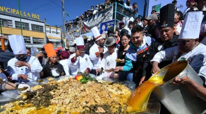 La Paz abre las fiestas julias con el plato de fricasé más grande del mundo