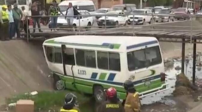 Fallece uno de los pasajeros del micro que cayó al canal de un drenaje en Santa Cruz