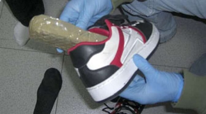 Detienen a traficante que intentaba llevar 50 cápsulas de cocaína ocultas en zapatillas deportivas hacia Chile