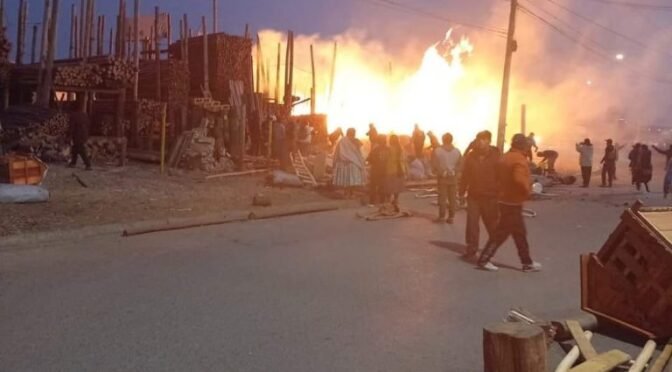 Un incendio consumió varios negocios de venta de madera en la ciudad de El Alto