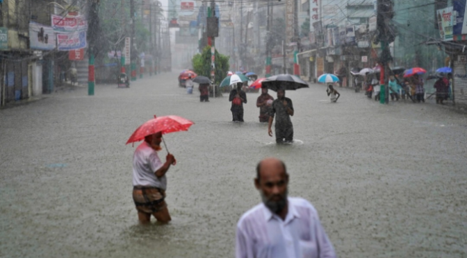 Inundaciones dejan al menos 15 muertos y a cientos de miles varados en India y Bangladesh