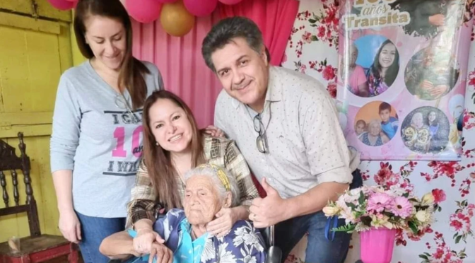 Doña cumplió 100 años y sus médicos le llevaron una serenata