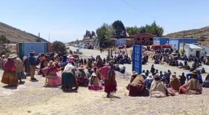 Facción de campesinos afín a Evo levanta bloqueos a Copacabana e instruye marcha hasta el centro de La Paz