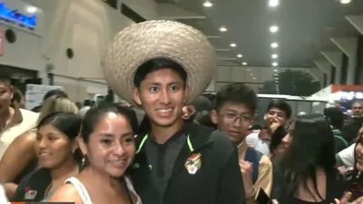 RETORNÓ LA VERDE A BOLIVIA Y AFICIONADOS RECIBEN A LA SELECCIÓN CON ALIENTO EN SANTA CRUZ