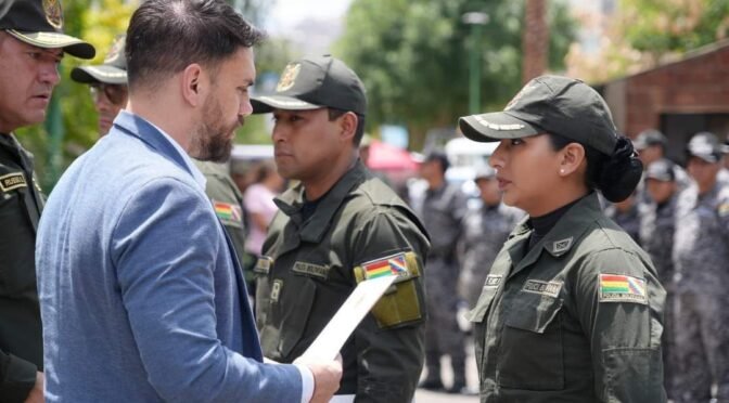 ENTREGAN RECONOCIMIENTOS A POLICIAS QUE FUERON AFECTADOS EN LOS BLOQUEOS DE PAROTANI