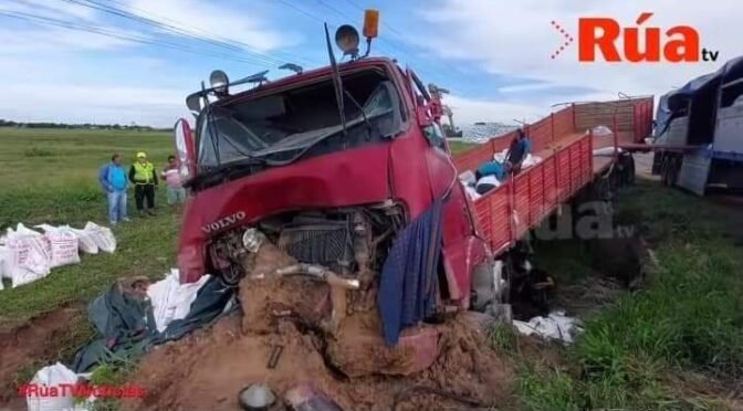 POR EVITAR CHOQUE CON OTRO VEHÍCULO, CAMIÓN CON AZÚCAR CAE EN UNA CANAL