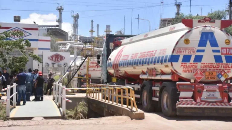 YPFB incorpora por primera vez aditivos para reforzar la calidad de la gasolina en todo el país