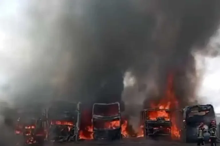 Oruro: Incendio de gran magnitud en un taller deja flotas afectadas
