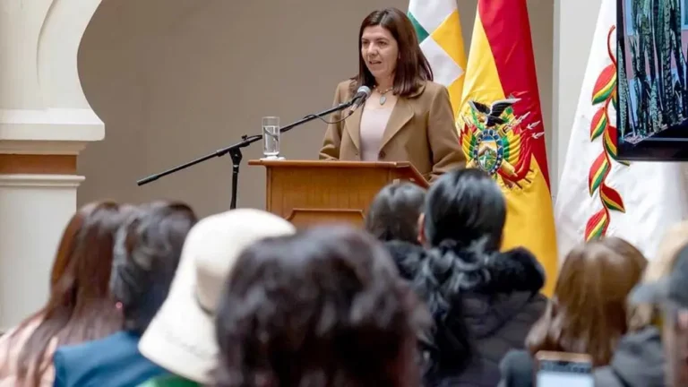 Surgen críticas por dichos de viceministra que vinculan maternidad con “perder años en casa”