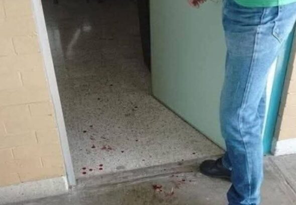 ORURO: ESTUDIANTE 4PUÑ4L4 A SU PROFESOR DURANTE ENTREVISTA ESCOLAR