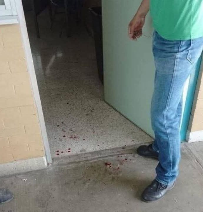 ORURO: ESTUDIANTE 4PUÑ4L4 A SU PROFESOR DURANTE ENTREVISTA ESCOLAR