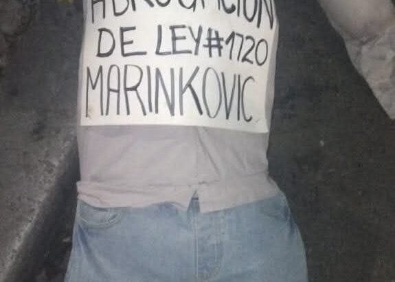 “Abrogación de Ley 1720″: movilizados quem@n muñeco con el rostro de Branko Marinkovic en protesta