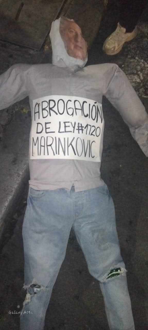 “Abrogación de Ley 1720″: movilizados quem@n muñeco con el rostro de Branko Marinkovic en protesta